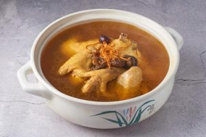 陕西一农场惊现奔跑的粗腿鸡，网友鸡腿太粗了吧，像穿了阔腿裤