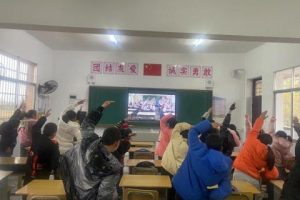 乌嘴中心小学活力抗寒霜乐享室内操