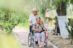 “山东好人”卢维学“长情画师”守护偏瘫爱妻19年