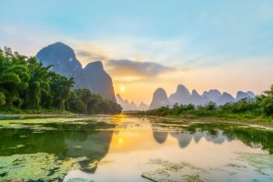 玉米地里，无良队长欲强暴我，被我抓伤面部，最终色狼被制裁